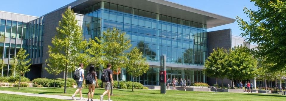 Moderner Universitätscampus im Sonnenlicht