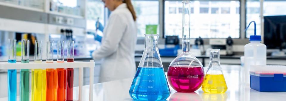 Chemielabor mit farbigen Lösungen