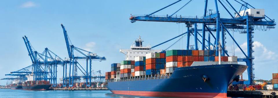 Containerhafen mit Kränen und Frachtschiff