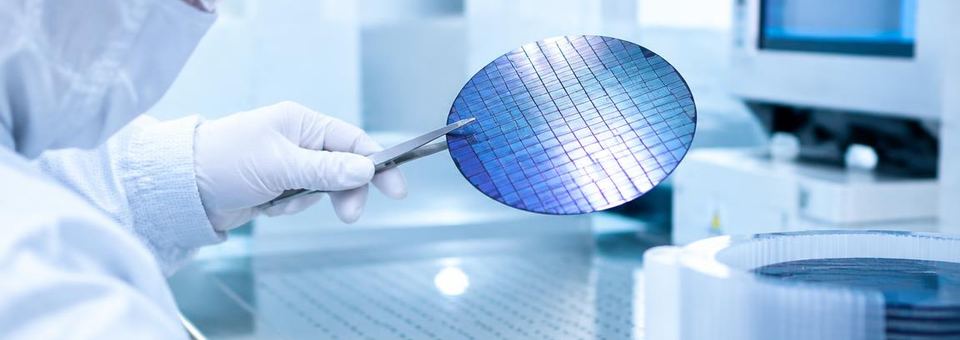 Siliziumwafer wird im Reinraum geprüft