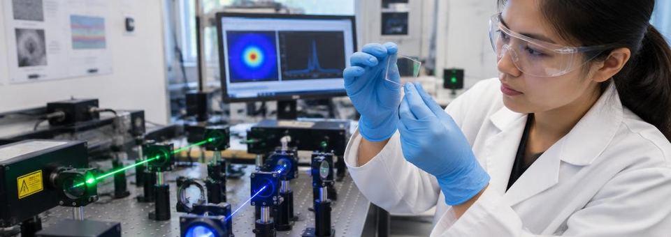 Materialforschung mit Laseraufbau und Dünnschichtprobe im Labor