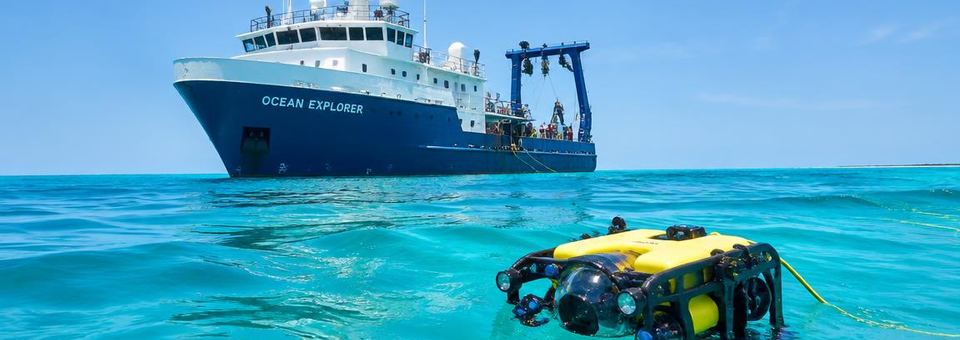 Forschungsschiff mit Unterwasserroboter auf dem Meer