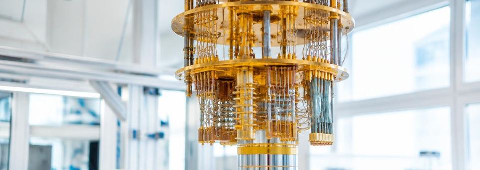 Quantencomputer mit vergoldeter Verkabelung in einem hellen Labor