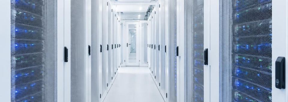 Serverreihen in einem hellen Rechenzentrum