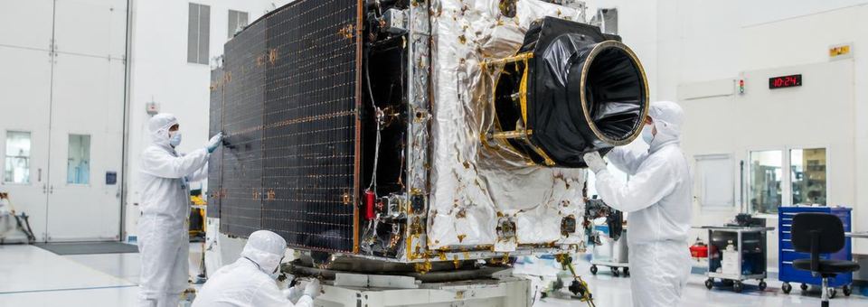 Satellit wird im Reinraum montiert