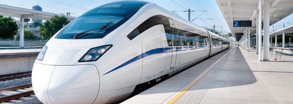 Moderner Hochgeschwindigkeitszug am Bahnsteig
