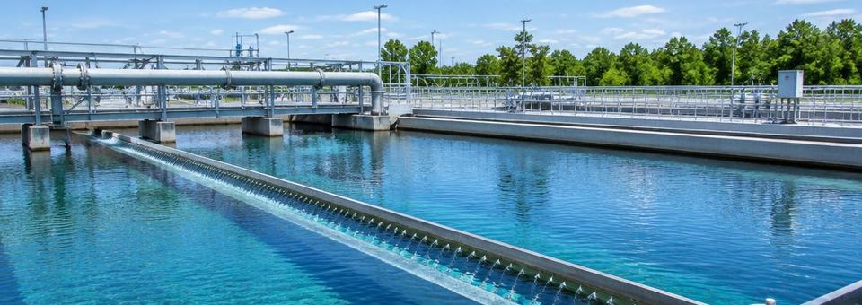 Klare Becken einer modernen Wasseraufbereitung